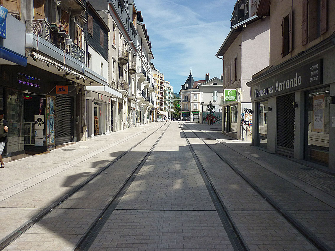 Die schmale Rue des Voirons, durch die sich die Trams schlängeln werden, gesehen in Richtung Perrier-Aubrac