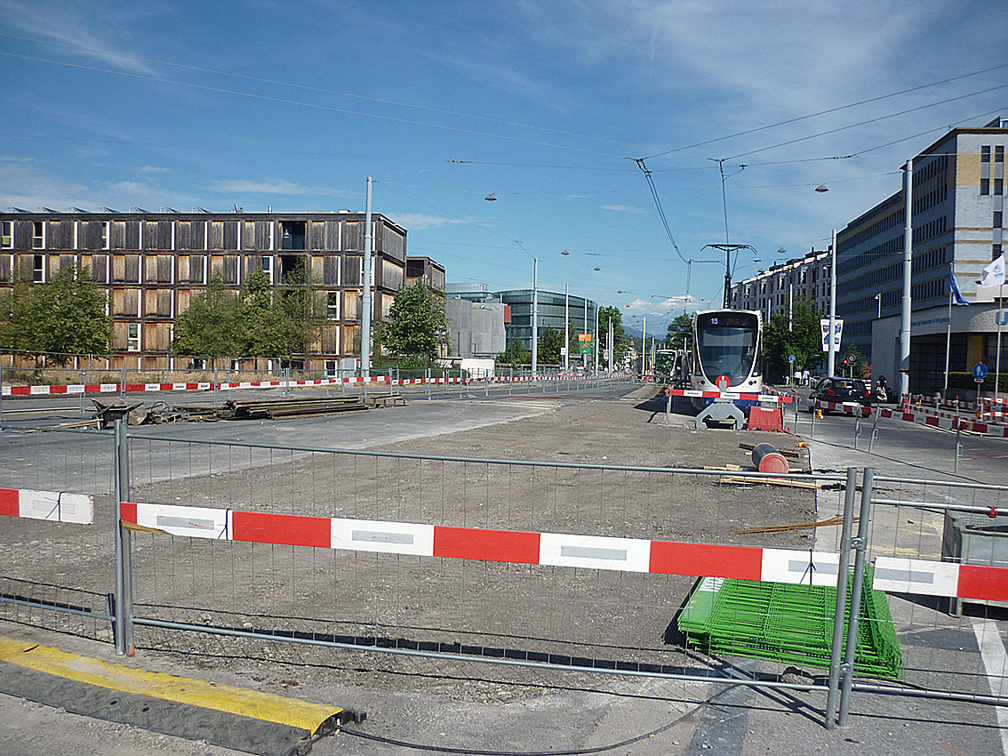 Aufgrund der Bauarbeiten auf der Place des Nations wurde die Endstation der Tramlinie 15 an die Haltestelle Collège Sismondi verlegt. Diese Aufnahme entstand von dem kurzen, stillgelegten Tramabschnitt bis zur ehemaligen Wendeschleife.