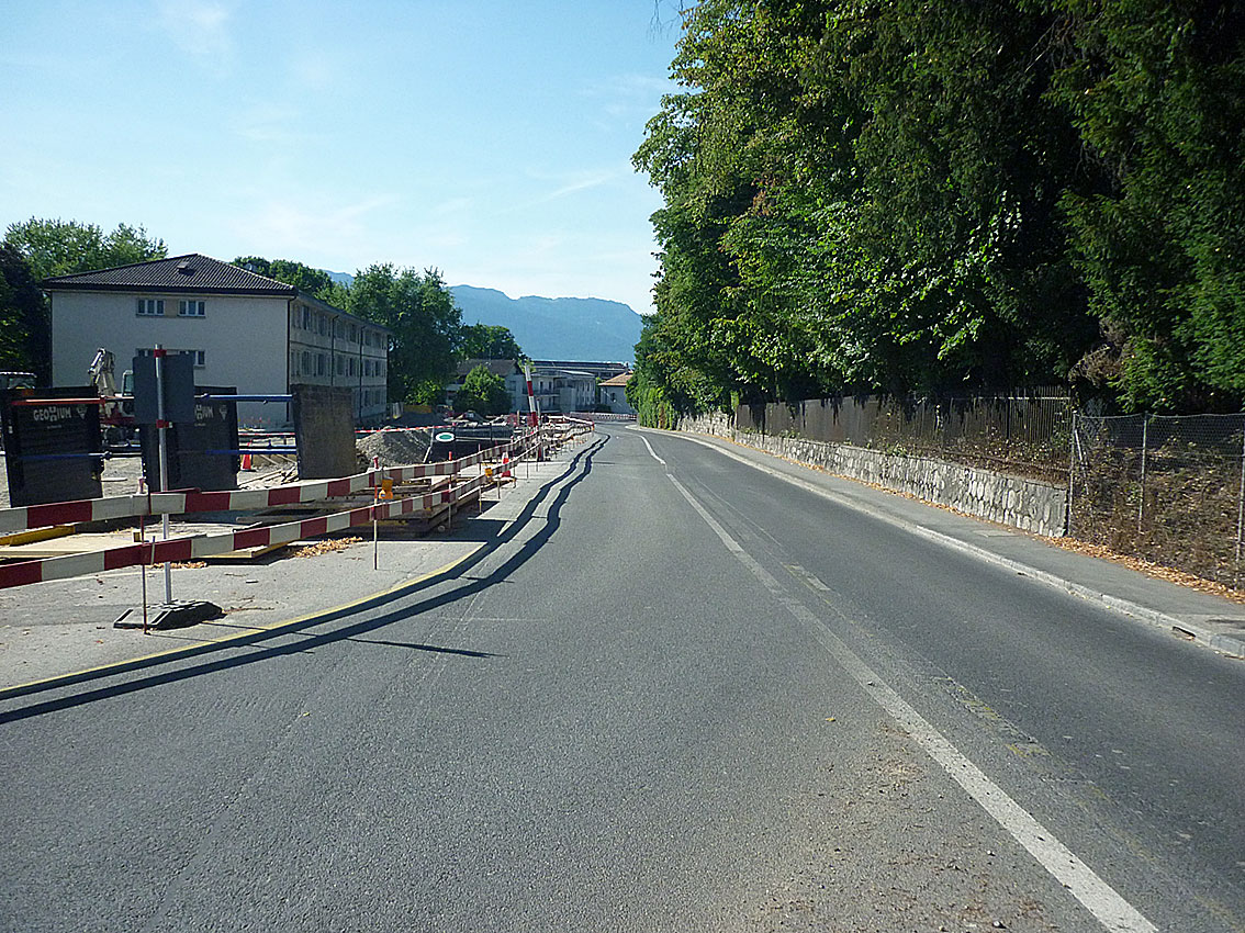 Die Route de Ferney auf der Höhe von Pommier, Blick in Richtung Grand-Saconnex