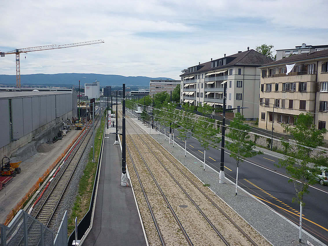 Blick auf die künftige Haltestelle Renens VD Perrelet in Richtung Renens, mit dem TL-Depot auf der linken Seite
