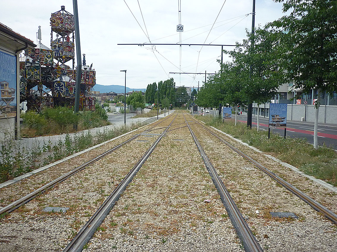 Die Tramstrecke kurz nach der Haltestelle Renens VD Croisée/Tilleul, Blick in Richtung Bahnhof Renens