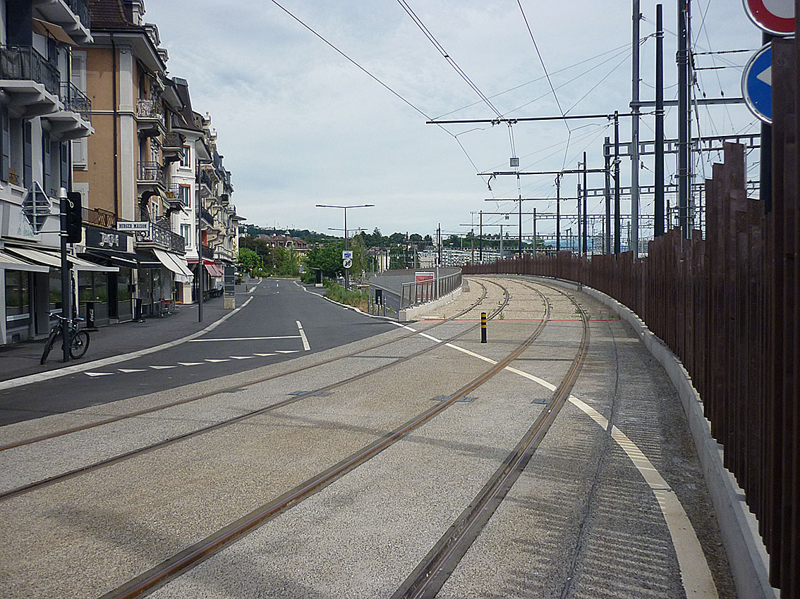 Das westliche Ende der Trambrücke über die Rue du Simplon kurz vor dem Bahnhof Renens, Blick Richtung Lausanne