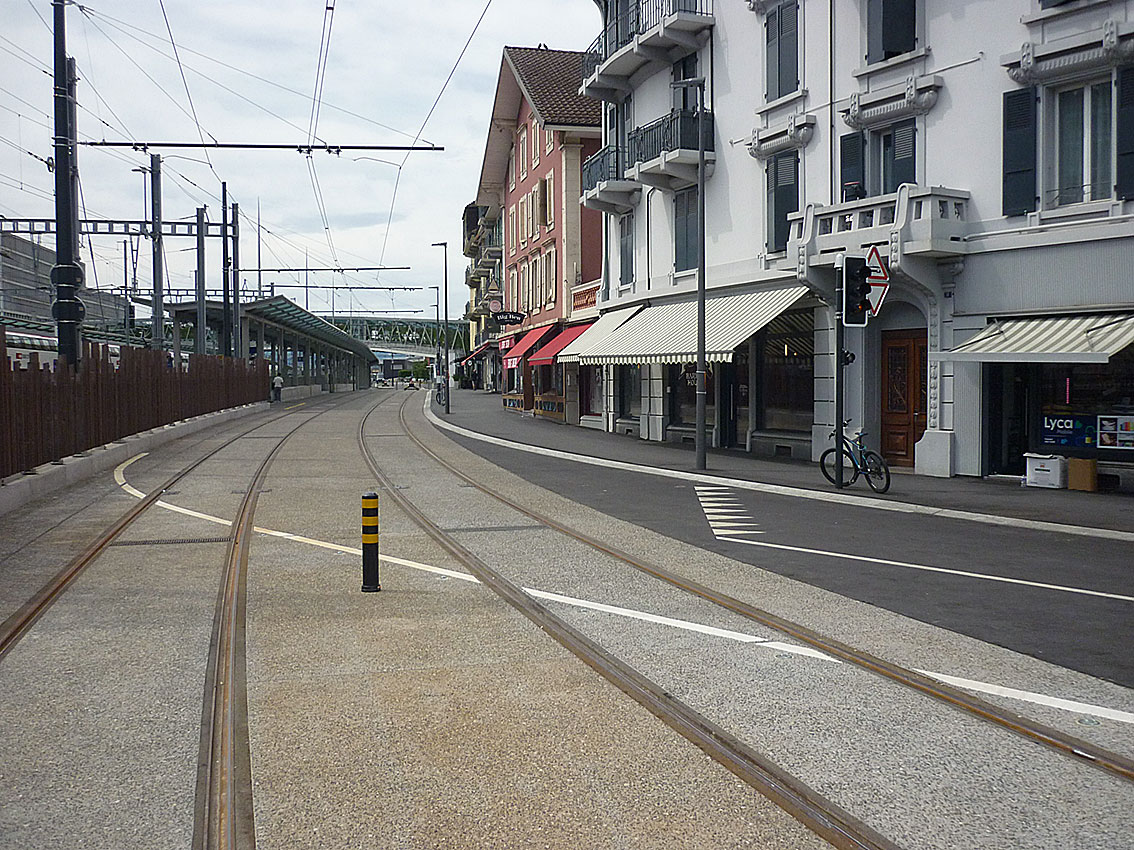Die Tramgleisen führen auf Höhe des Bahnhofs Renens in den schmalen Abschnitt der Rue de Lausanne ein.