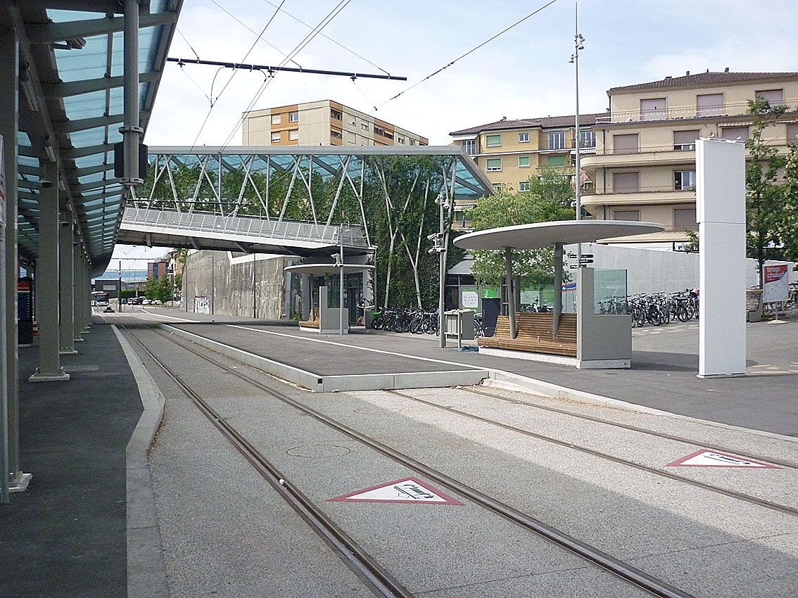 Die einspurige Endstation Renens VD Gare mit einem provisorischen Perron, der das zweite Gleis überdeckt